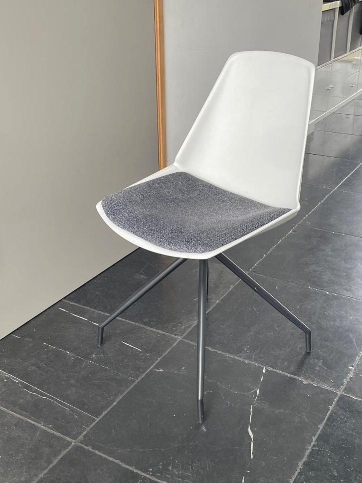 3x eetkamerstoel XOOON witte kuip, zwarte poot, Huis en Inrichting, Stoelen, Zo goed als nieuw, Drie, Kunststof, Metaal, Stof