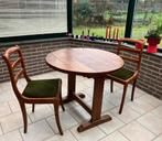 Petite table ronde avec deux chaises