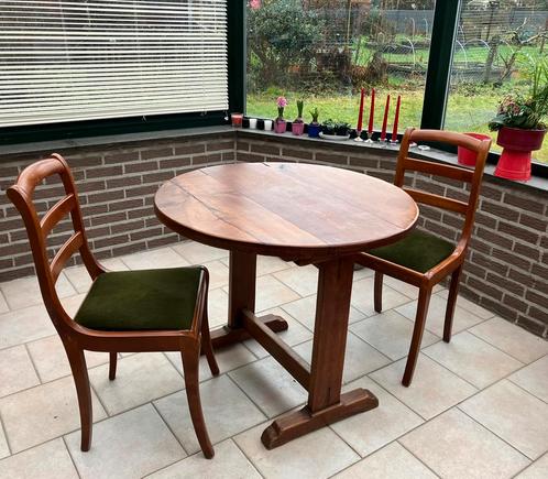 Petite table ronde avec deux chaises, Antiquités & Art, Antiquités | Meubles | Tables