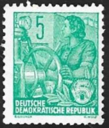 1 Postzegel DDR (Oost-Duitsland) 1957 Vijfjarenplan  Frauan beschikbaar voor biedingen