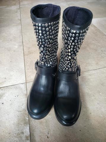 Clous pour bottes GUESS.