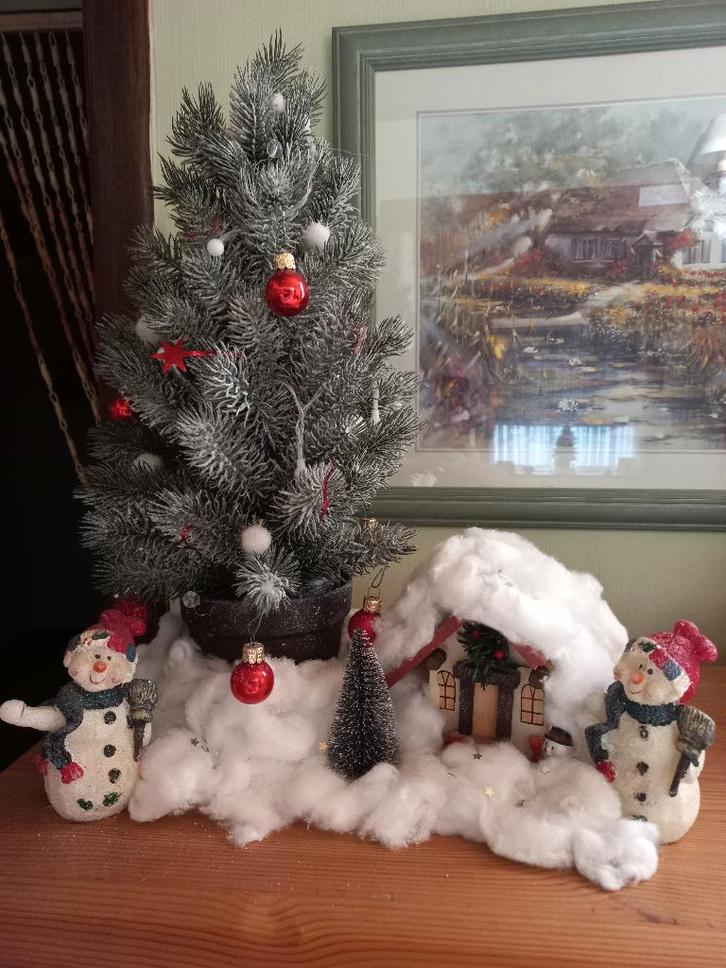 Kerstboompje (47cm) met huisje en sneeuwman-kaarsen, Diversen, Kerst, Gebruikt, Ophalen