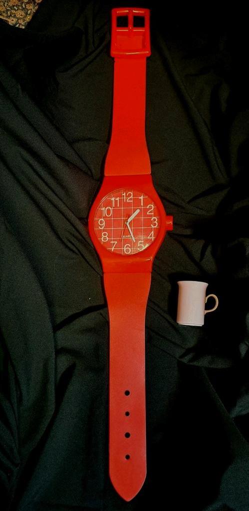 Vintage rode „Giant Watch” klok, Huis en Inrichting, Woonaccessoires | Klokken, Gebruikt, Ophalen