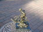 Bronzen beeld van een mountainbiker gesigneerd NICK, Antiek en Kunst, Antiek | Brons en Koper, Ophalen, Brons