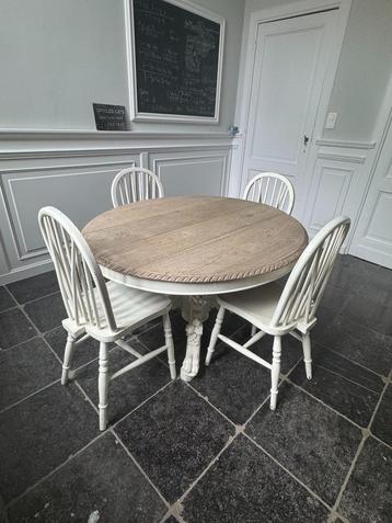 Antieke tafel met stoelen  beschikbaar voor biedingen