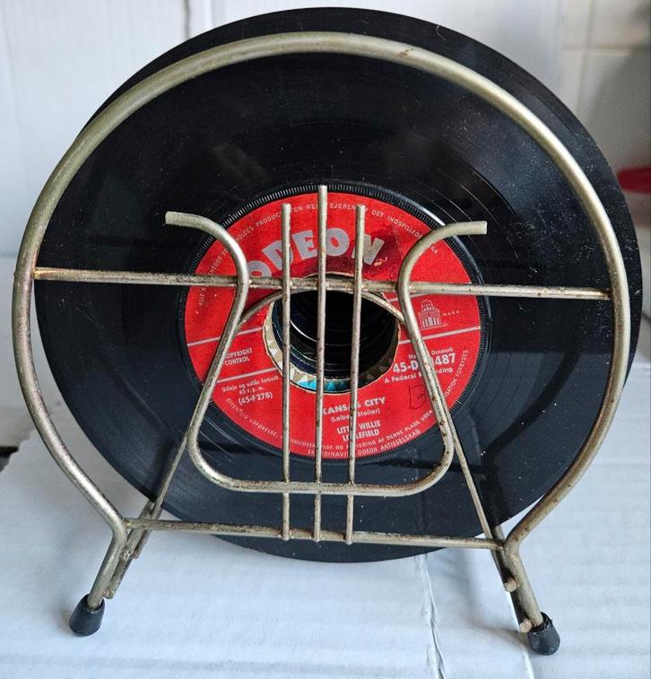 Oud platenrekje met 50 singletjes., Antiek en Kunst, Antiek | Tv's en Audio, Ophalen of Verzenden