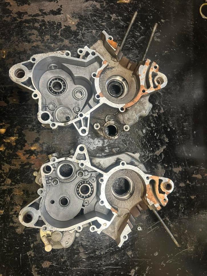 Paire Carter moteur centraux pour derbi euro 3 et 4 moto 50, Vélos & Vélomoteurs, Pièces de cyclomoteur | Général, Enlèvement ou Envoi