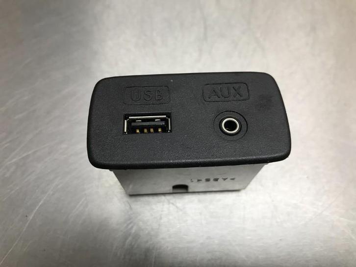 PORT AUX/USB Subaru Legacy Wagon (BR) (|86257AJ220|), Autos : Pièces & Accessoires, Autres pièces automobiles, Subaru, Utilisé