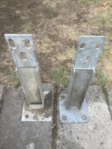 2 paalhouders gegalvaniseerd  met verankering beschikbaar voor biedingen