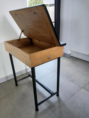 Retro kinderbureau beschikbaar voor biedingen