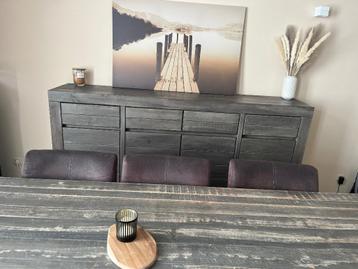 Eettafel met 6 stoelen en dressoir beschikbaar voor biedingen