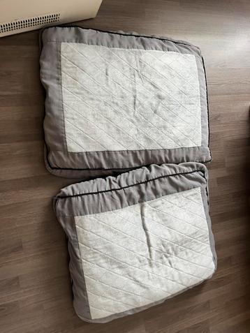 2x 2 honden kussens beschikbaar voor biedingen