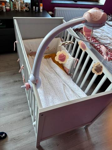 LIT BÉBÉ AVEC MATELAT ETLAMPE MUSICAL,ET CONTOUR DE LIT beschikbaar voor biedingen