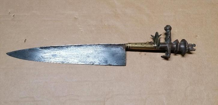 Oud-Afrikaans offermes, Antiek en Kunst, Antiek | Religieuze voorwerpen, Verzenden