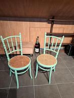 Oude houten stoelen, Ophalen