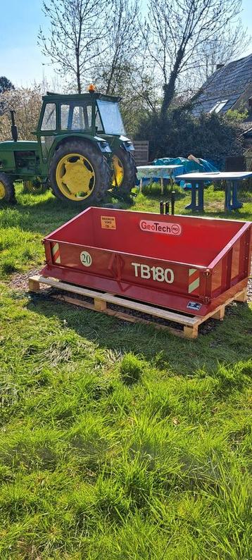 Bennette tracteur basculante manuelle avec lame de chargemen beschikbaar voor biedingen