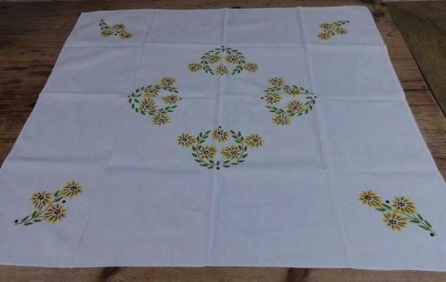 Vintage wit tafelkleedje met gele geborduurde bloemen, PASEN, Huis en Inrichting, Keuken | Textiel, Gebruikt, Tafelkleed of Tafelzeil