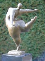 statue d une grosse femme sur une jambe en bronze sur marbre, Bronze, Enlèvement ou Envoi