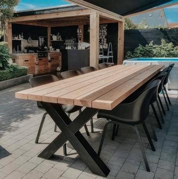 Industriële terras tafel steigerhout met zwart metalen poten beschikbaar voor biedingen