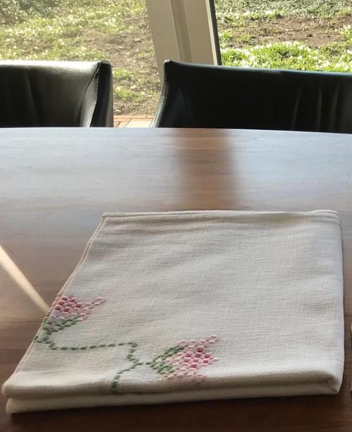 Vintage niet gebruikt, handgemaakt geborduurd tafellaken, Huis en Inrichting, Keuken | Textiel, Nieuw, Tafelkleed of Tafelzeil