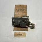Volkswagen NOS 411 412 Deurgreepgrendel Rechtsvoor type 4, Ophalen of Verzenden, Zo goed als nieuw