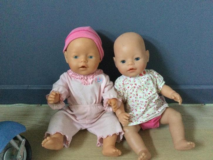 2 baby Born poppen, scooter, bad en VEEEEEL kledij, Kinderen en Baby's, Speelgoed | Poppen, Zo goed als nieuw, Ophalen of Verzenden