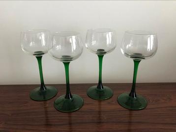 Set van 4 retro vintage glazen wijnglazen groene hoge voet beschikbaar voor biedingen