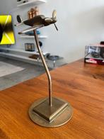 Bronzen vliegtuig te koop, Ophalen