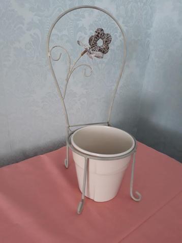 Vintage metalen plantenhouder fig. stoel  witgrijs H: 39,5  beschikbaar voor biedingen
