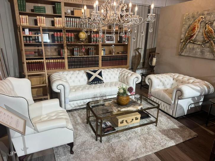 SHOWROOMMODEL  Engels Leicester chesterfield Salon 3-1-1 wit, Huis en Inrichting, Zetels | Zetels, Nieuw, Ophalen of Verzenden
