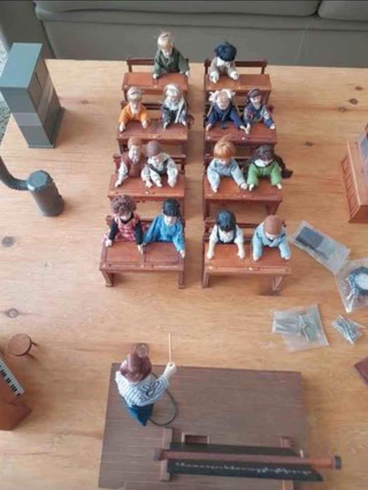 Oude kleine miniatuurschool om te verzamelen, Verzamelen, Poppetjes en Figuurtjes, Nieuw, Ophalen