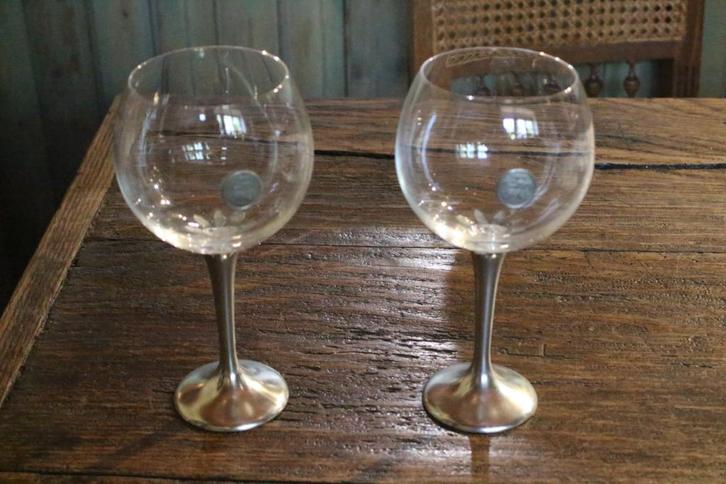 2 magnifiques verres avec pied en étain, Antiek en Kunst, Antiek | Glaswerk en Kristal, Ophalen