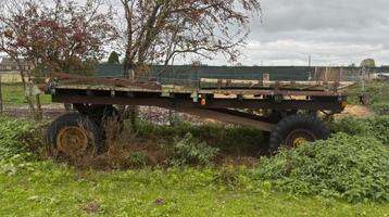 Landbouw aanhangwagen / plateaukar beschikbaar voor biedingen