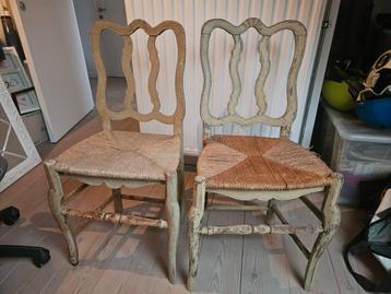 2 antieke provencaalse stoelen beschikbaar voor biedingen