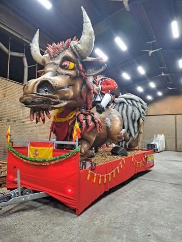 Carnavals poppen / items papier maché stier  beschikbaar voor biedingen