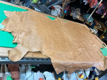 Licht bruin kleur halve huid 1.3 mm  stug en glad groot huid beschikbaar voor biedingen