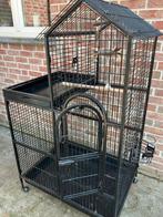 GROTE PAPEGAAIENKOOI KASTEELTJE MET TOEBEHOREN 190 EURO, Dieren en Toebehoren, Ophalen, Zo goed als nieuw, Metaal, Vogelkooi