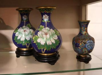 11 Chinese cloisonnevazen met deksel op houten sokkel beschikbaar voor biedingen