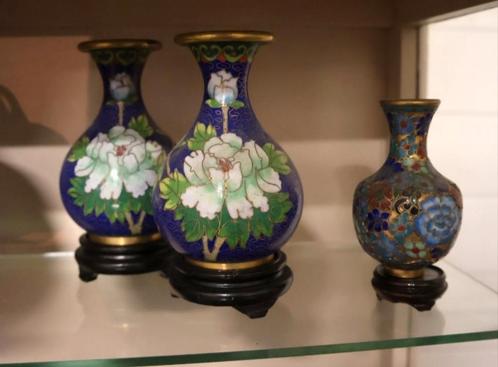 11 Chinese cloisonnevazen met deksel op houten sokkel, Antiek en Kunst, Antiek | Vazen, Ophalen of Verzenden