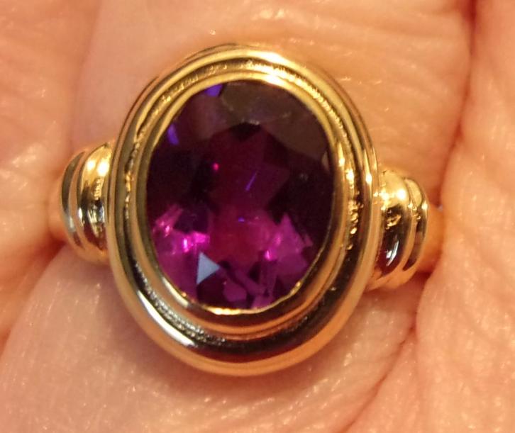 Nieuwe gouden ring met Amethist, Handtassen en Accessoires, Ringen, Nieuw, Dame, 18 tot 19, Paars, Goud, Met edelsteen, Verzenden