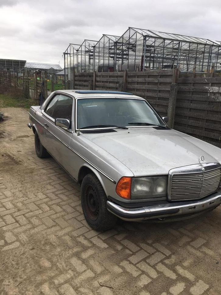 Mercedes W123 2.3 1977, Auto's, Oldtimers, Particulier, Mercedes-Benz, Benzine, Coupé, 2 deurs, Handgeschakeld, Zilver of Grijs