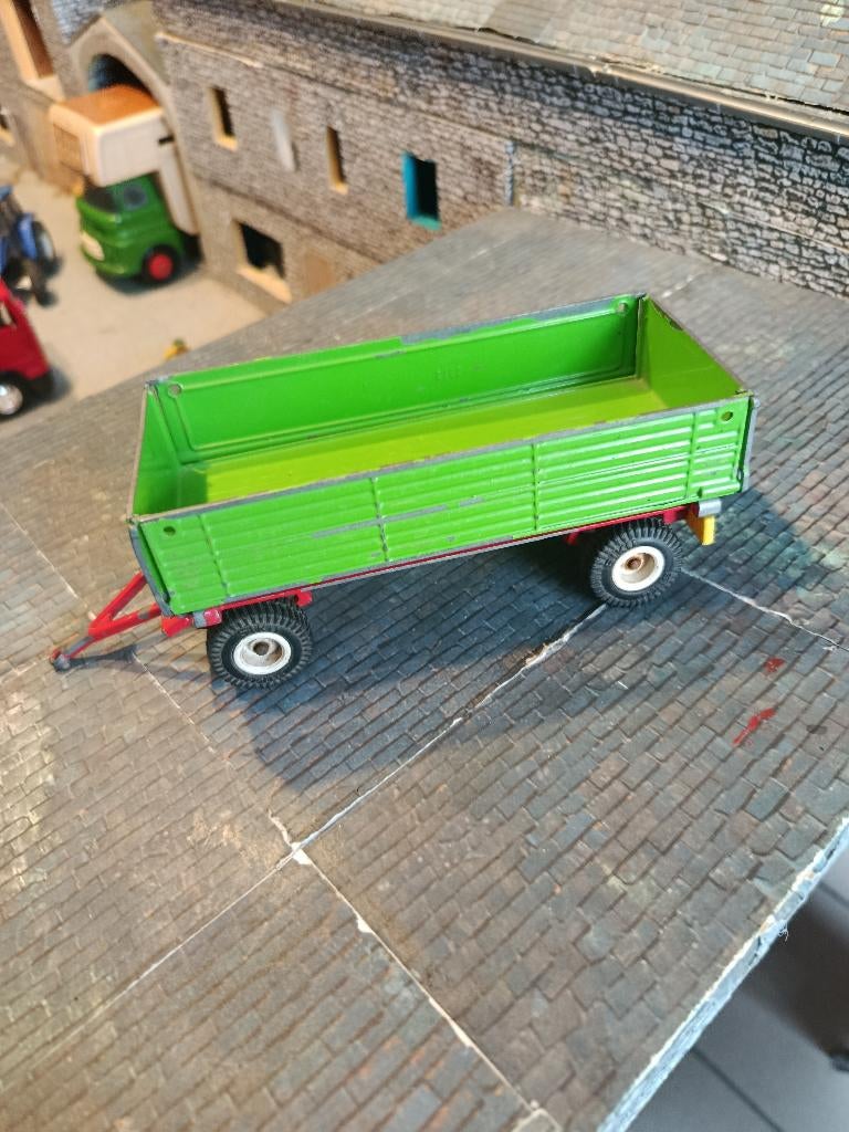 Siku groene en rode 2-assige aanhangwagen, Hobby en Vrije tijd, Ophalen of Verzenden, Gebruikt, Tractor of Landbouw, SIKU