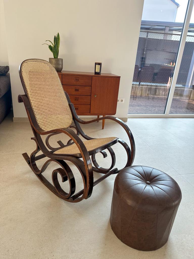 Vintage schommelstoel thonet en poef, Huis en Inrichting, Fauteuils, Ophalen, Zo goed als nieuw, Hout