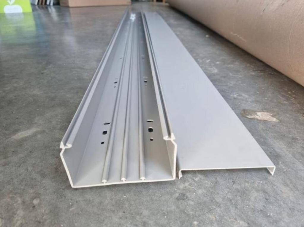 Nieuwe kabelgoot van het merk OBO, Ophalen