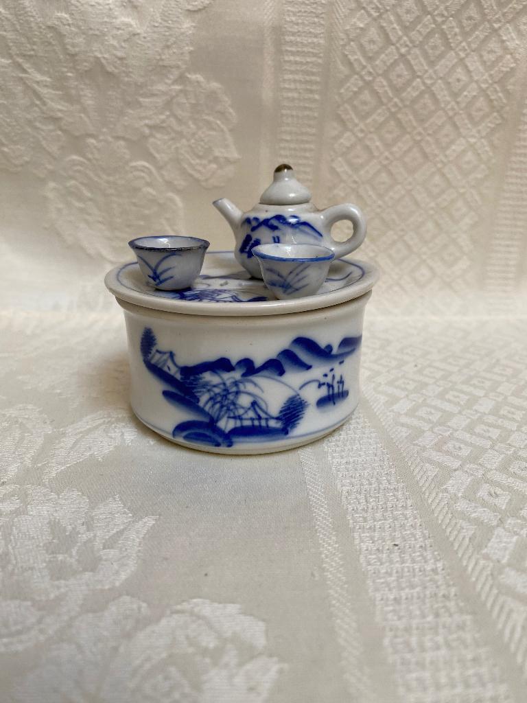 Poppenhuis porseleinen serviesje in Stoofje, Verzamelen, Poppenhuizen en Toebehoren, Ophalen of Verzenden, Zo goed als nieuw, Poppenhuis