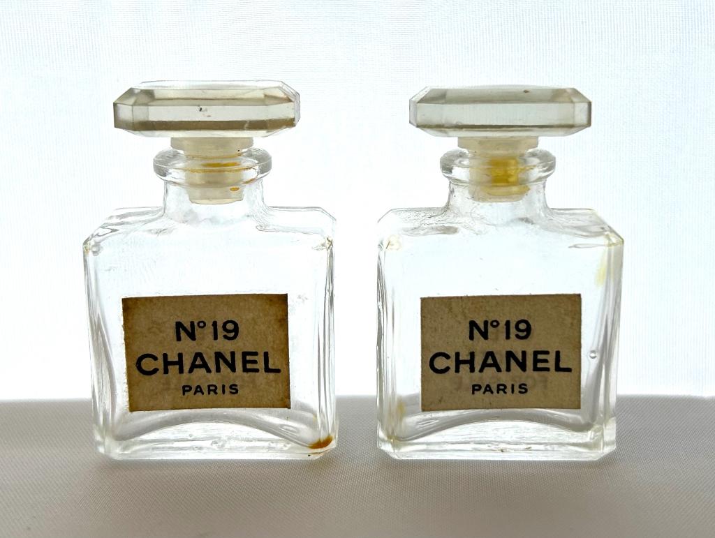oude mode huis Chanel N19 miniatuur parfumflesjes, Ophalen of Verzenden, Miniatuur