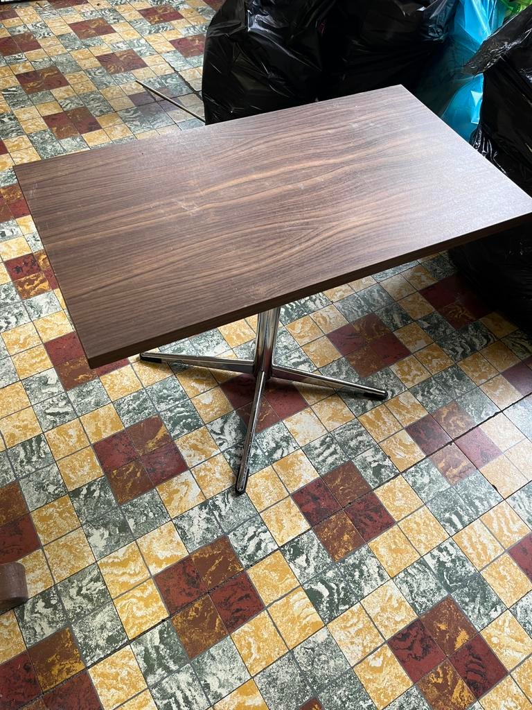 Table rétro avec base en forme d'étoile en métal, Enlèvement, Comme neuf