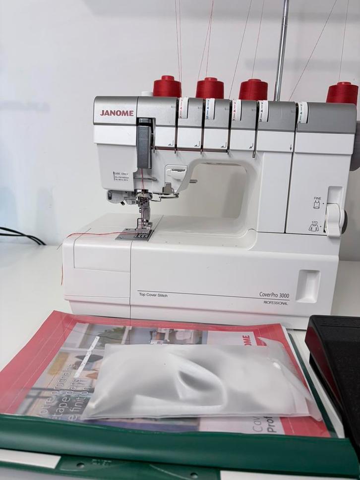 Recouvreuse Janome CoverPro 3000 – Parfait état, Hobby & Loisirs créatifs, Machines à coudre & Accessoires, Comme neuf, Accessoires
