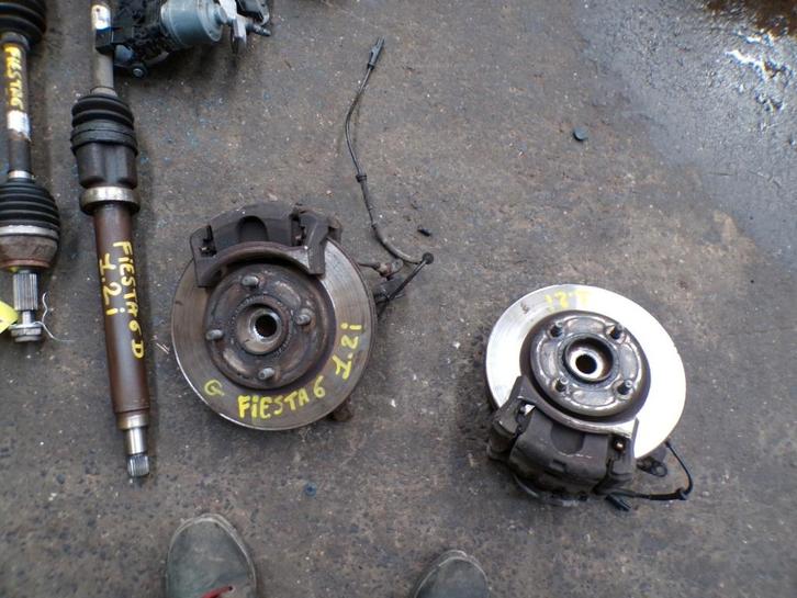 Moyeu avant droit Ford Fiesta 6 1.2i 44kw 2008-2012 LP/15305, Autos : Pièces & Accessoires, Suspension & Châssis, Ford, Utilisé