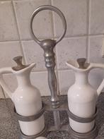 Wit olie en azijn flesje in metalen staander., Enlèvement ou Envoi